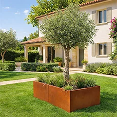 Fioriere in acciaio corten in un giardino moderno con un aspetto caldo e durevole