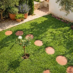 Passi in acciaio corten per un vialetto da giardino lineare dall’aspetto naturale